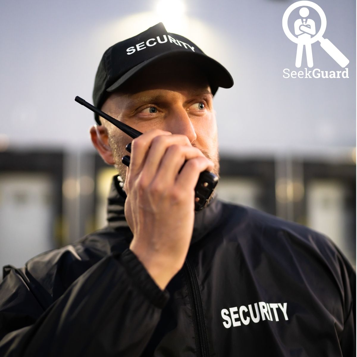 Agent de sécurité professionnel utilisant une radio portative lors d’un événement public.